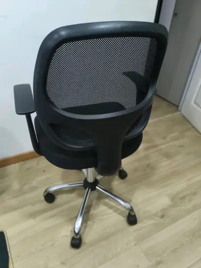 Silla de oficina ergonómica negra con ruedas - miniatura 4