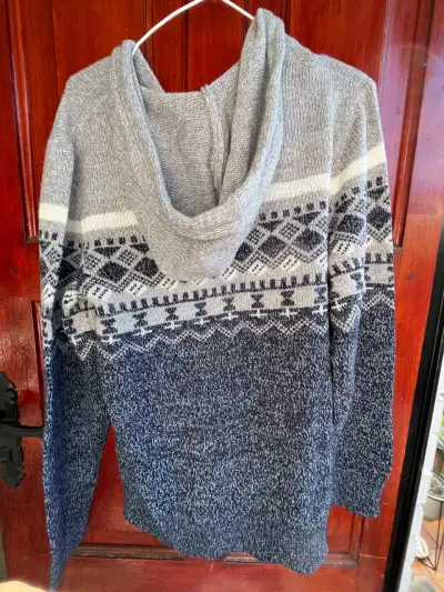 Suéter con capucha de lana gris y azul - miniatura 2