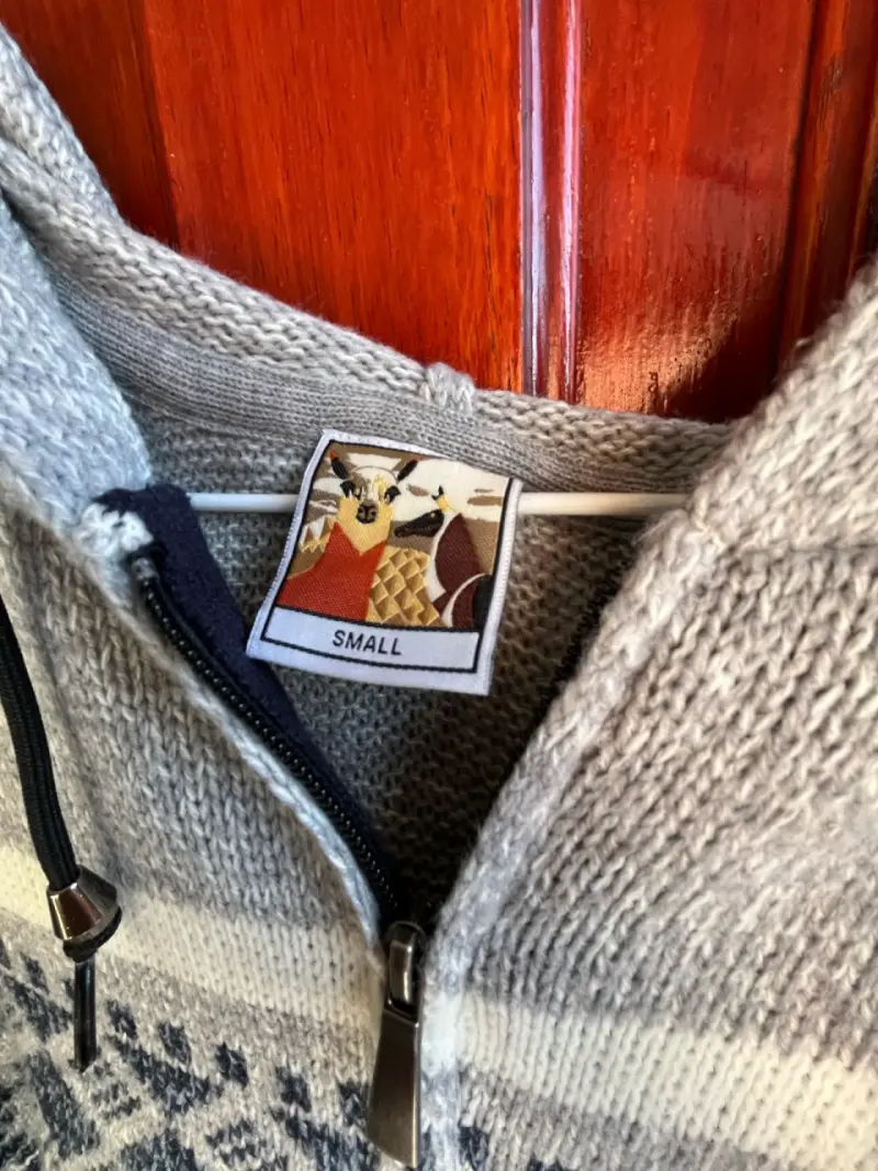 Suéter con capucha de lana gris y azul - 3