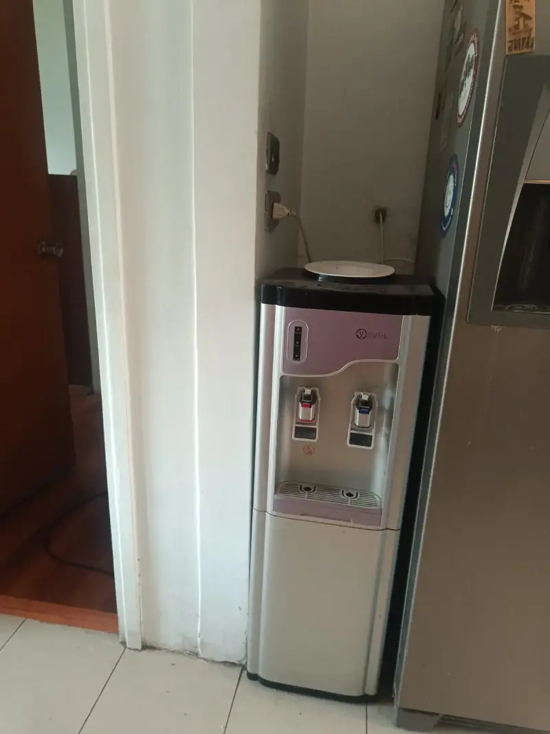 Dispensador de agua fría y caliente marca Avanti