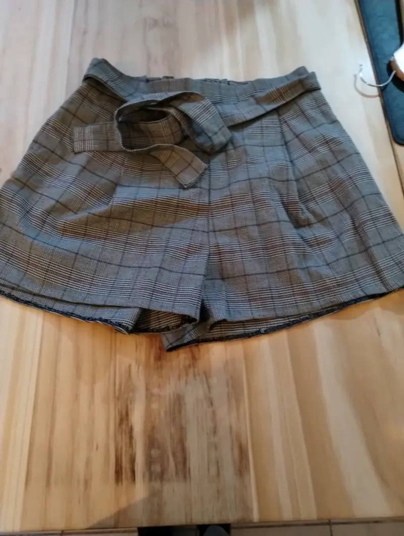 Falda corta amarilla con cinturón y bolsillos - 2
