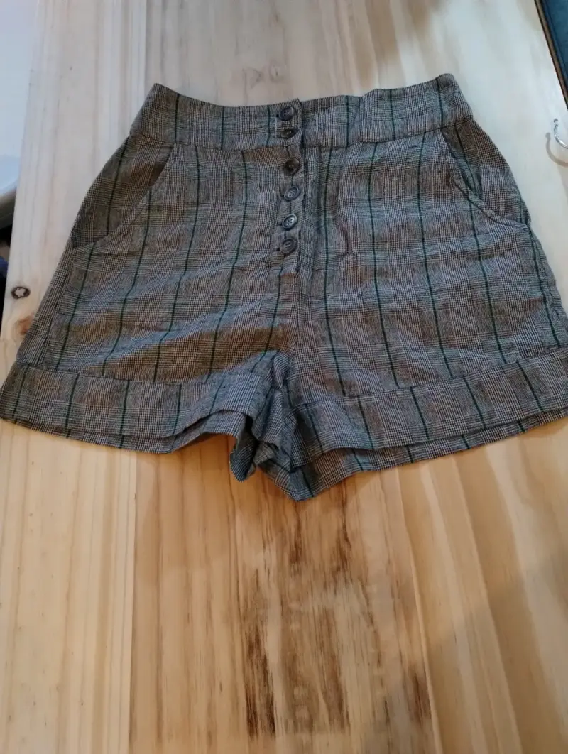 Falda corta amarilla con cinturón y bolsillos - 3