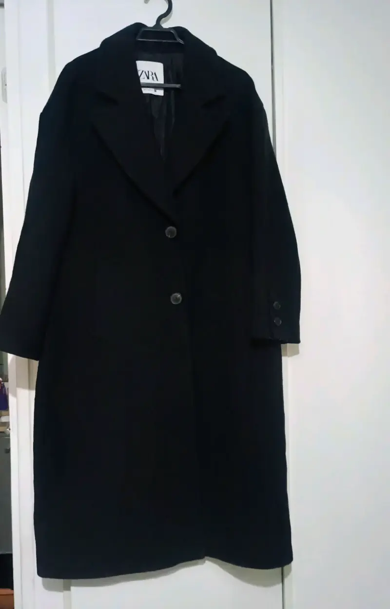 Abrigo negro elegante Zara para mujer