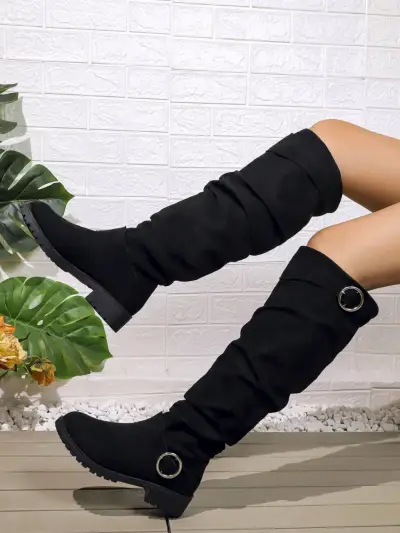 Botas negras altas con hebilla decorativa - miniatura 1