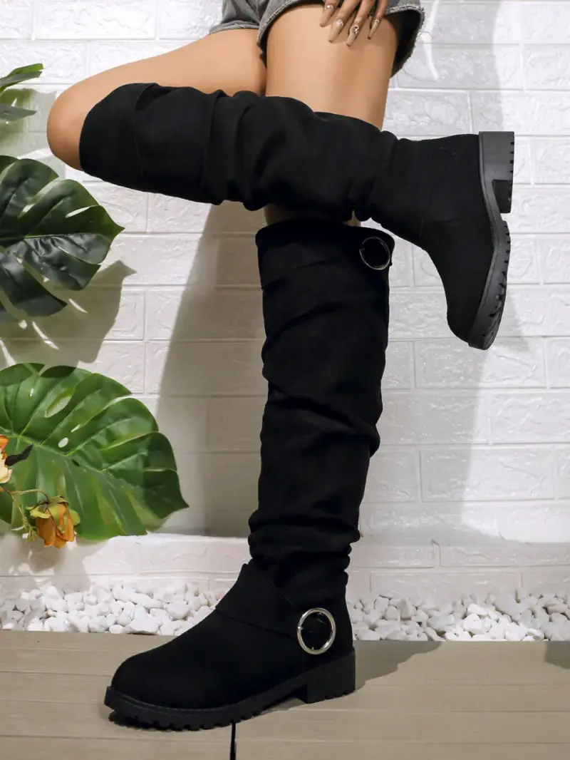 Botas negras altas con hebilla decorativa - 2