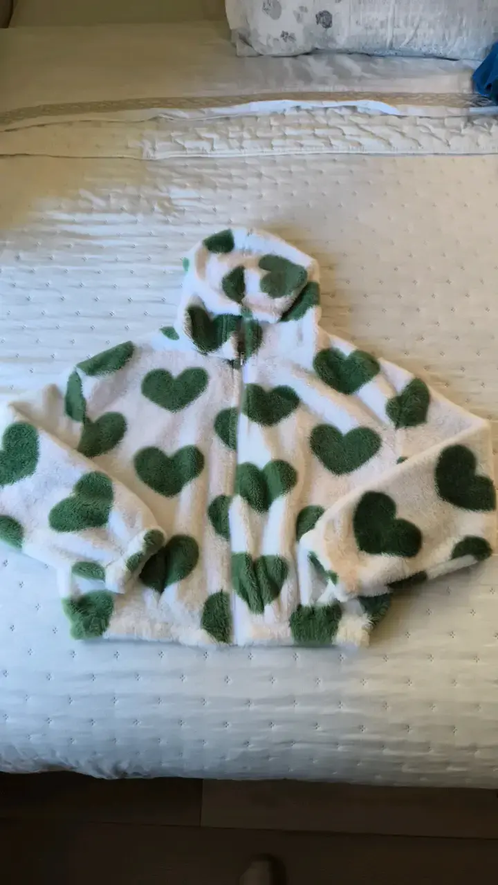 Chaqueta de felpa con corazones verdes - 1