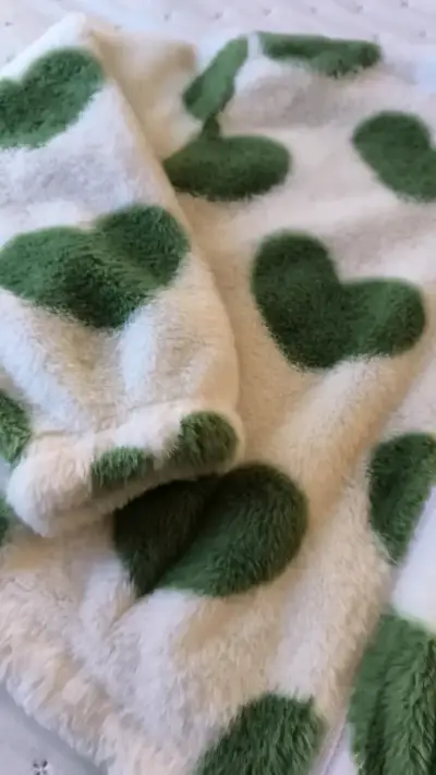 Chaqueta de felpa con corazones verdes - miniatura 3