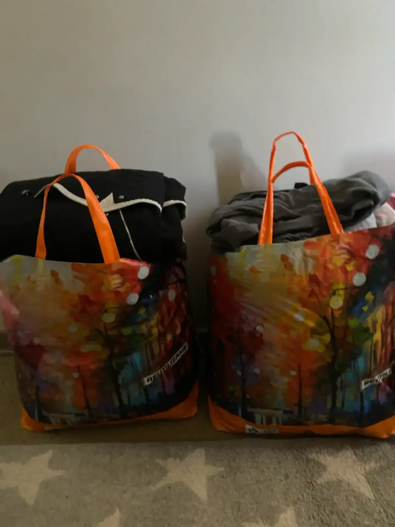 Bolsas reutilizables con ropa variada