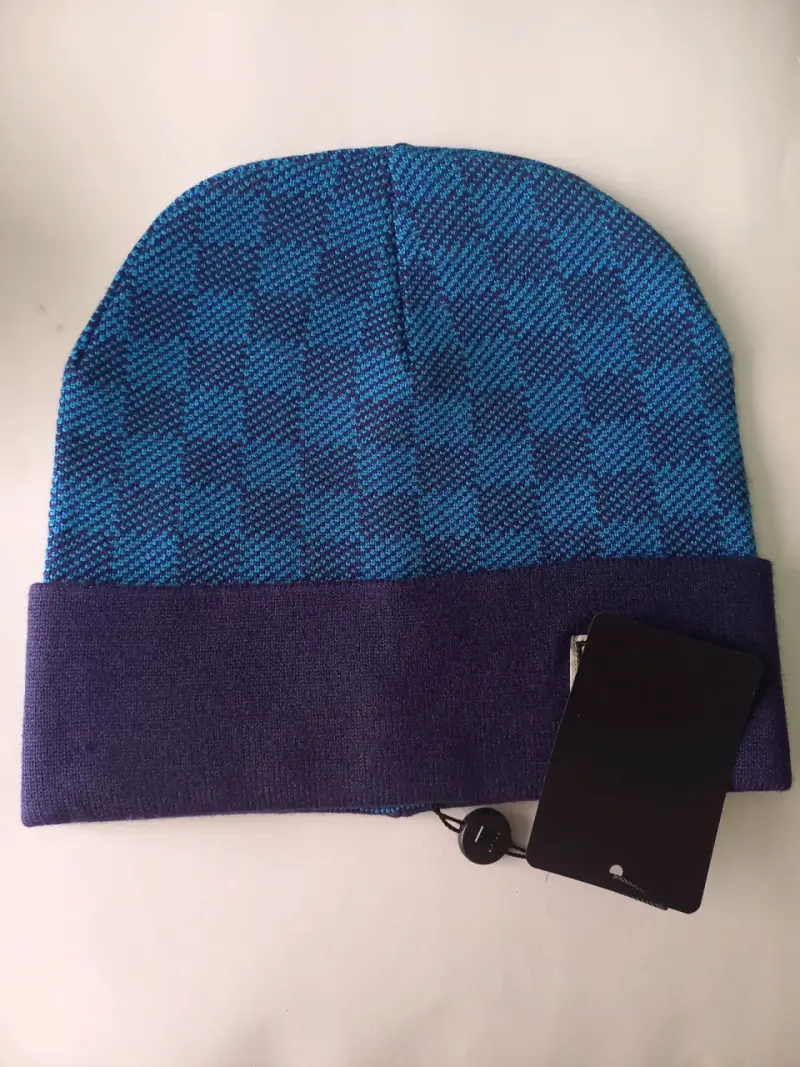 Gorro de lana azul con diseño a cuadros