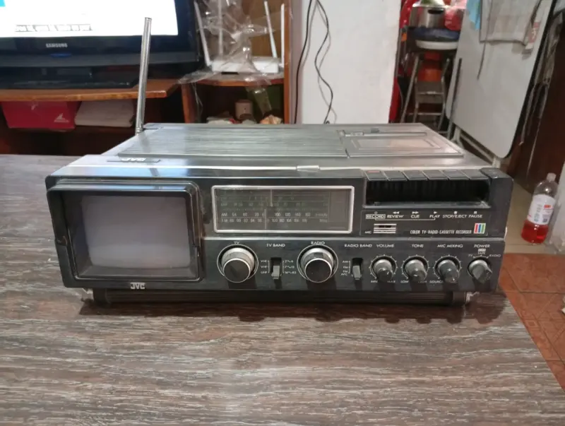 Televisor retro JVC con radio y casetera - 1