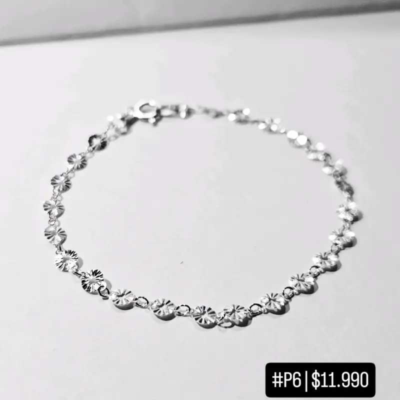 Pulsera de plata con diseño floral