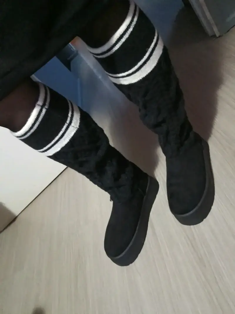 Botas negras con calcetines altos de rayas - 1