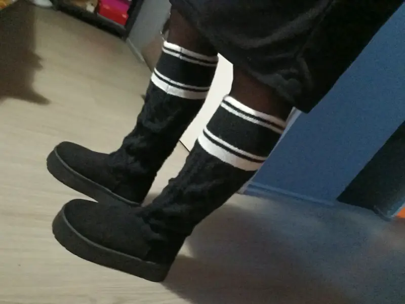 Botas negras con calcetines altos de rayas - 2
