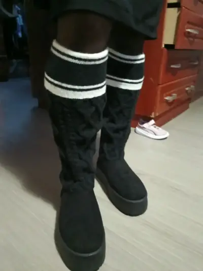 Botas negras con calcetines altos de rayas - miniatura 3