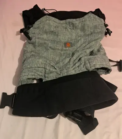 Mochila portabebé gris ergonómica - miniatura 2