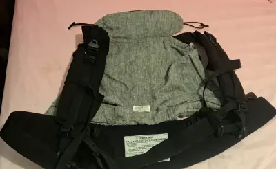 Mochila portabebé gris ergonómica - miniatura 5