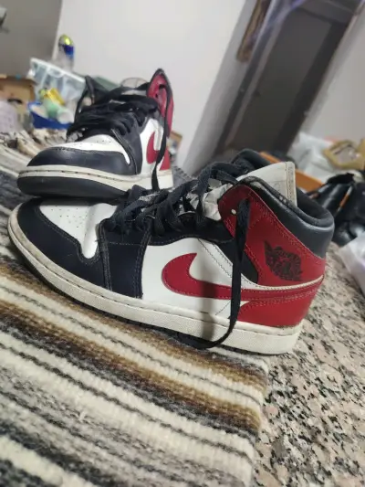 Zapatillas deportivas Air Jordan retro rojas y negras - miniatura 1