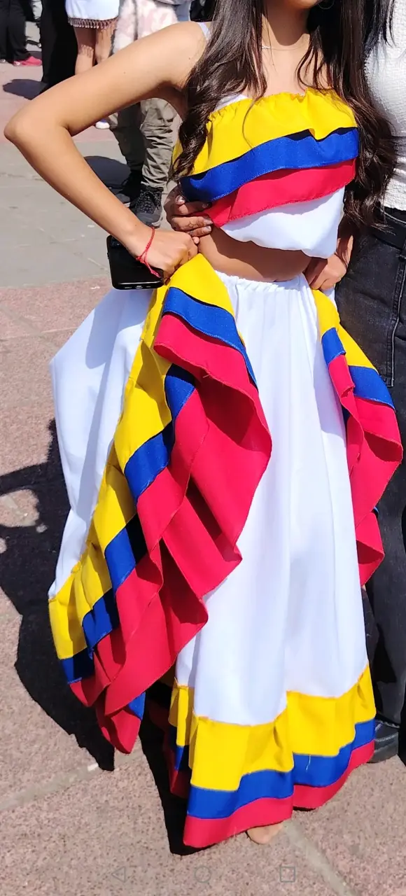Vestido típico colombiano con volantes coloridos