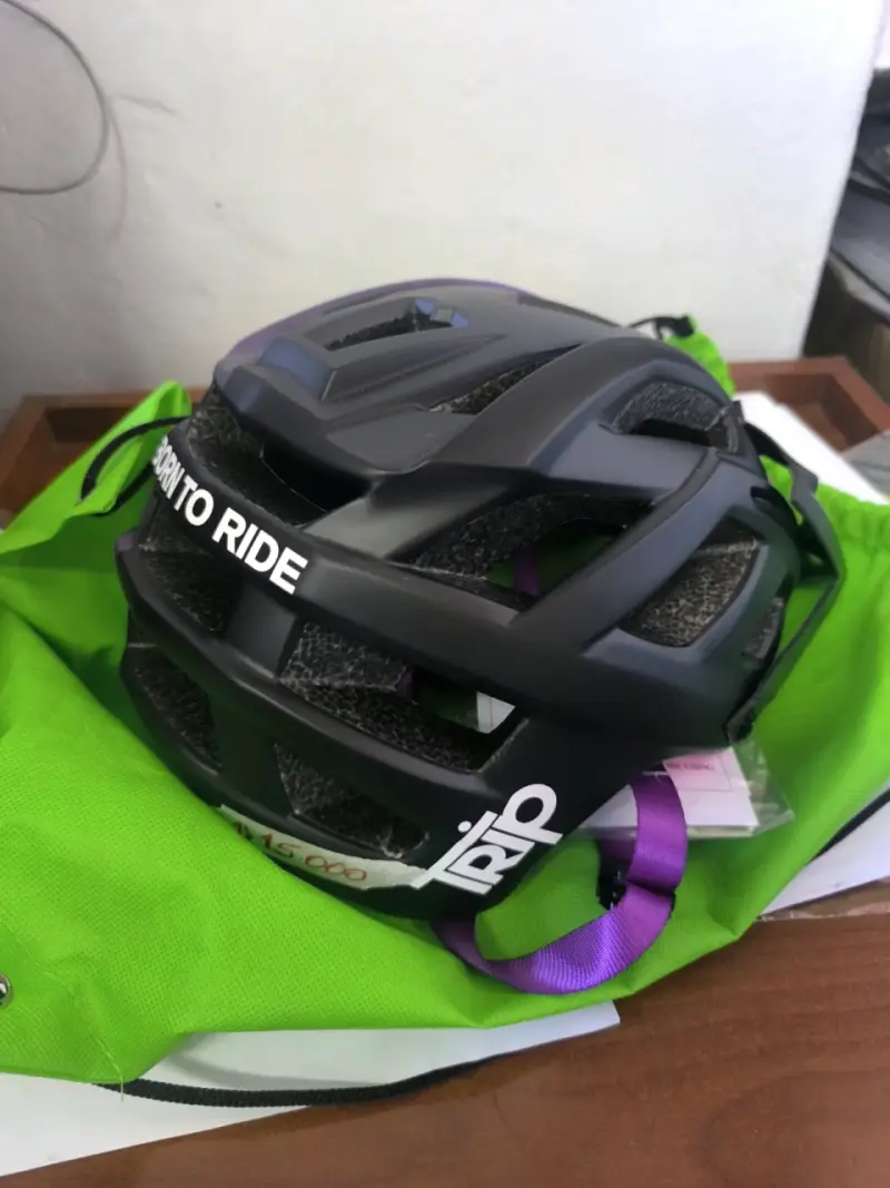 Casco de ciclismo negro Trip con ventilación