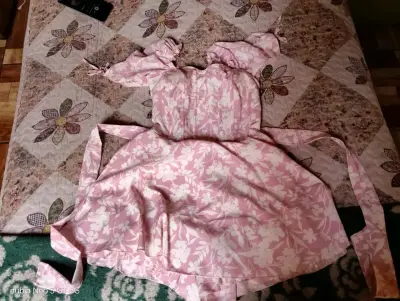 Vestido rosa con estampado floral para mujer - miniatura 1
