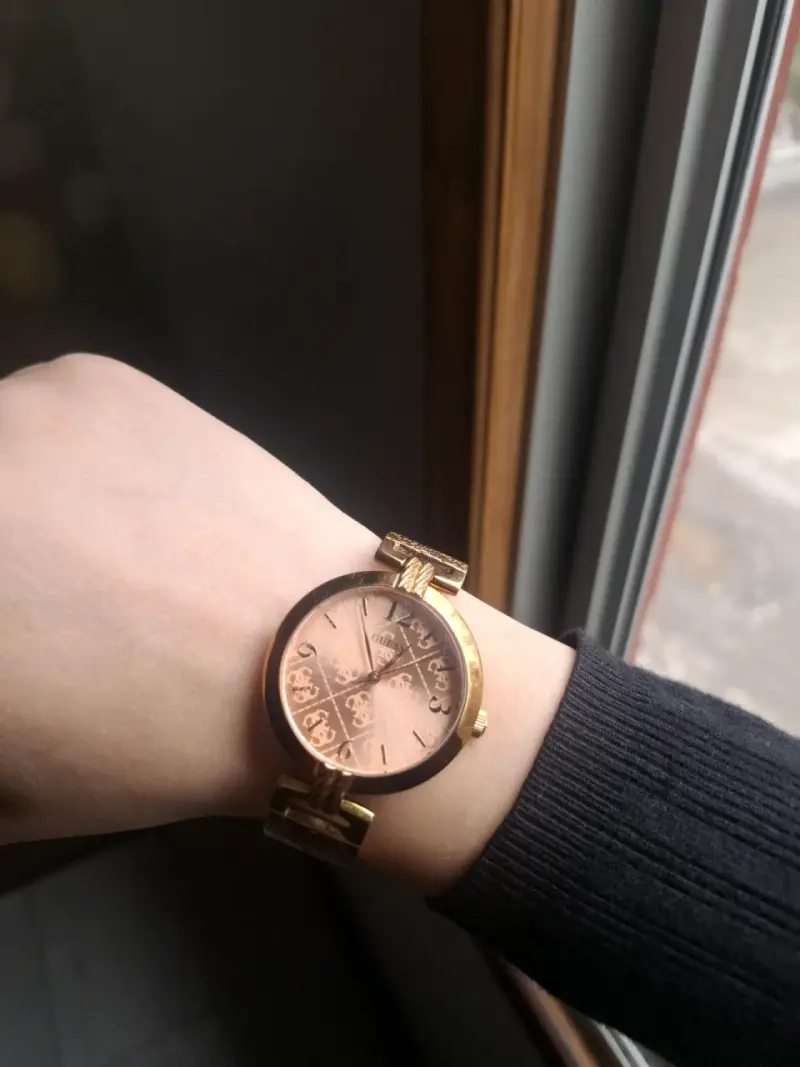 Reloj Guess dorado para mujer elegante - 1