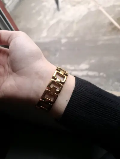Reloj Guess dorado para mujer elegante - miniatura 2