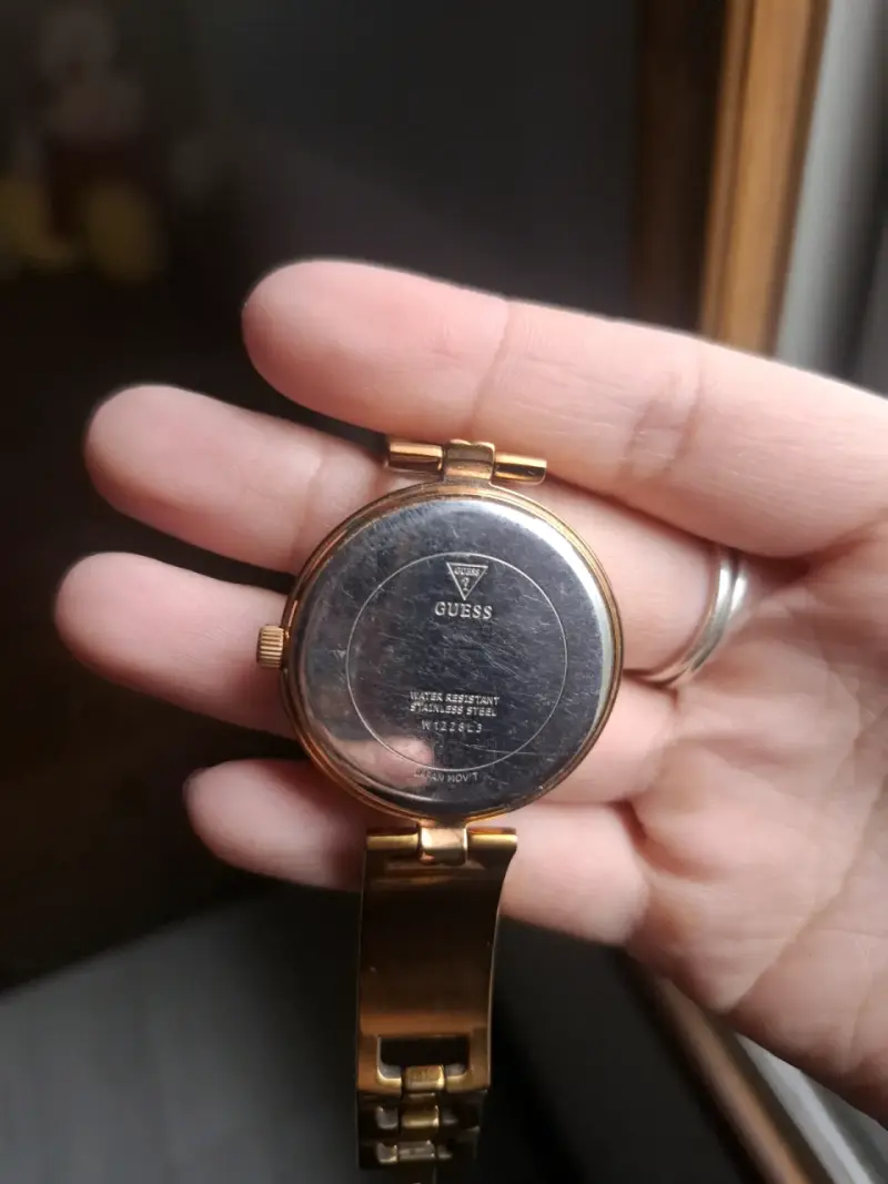 Reloj Guess dorado para mujer elegante - 3