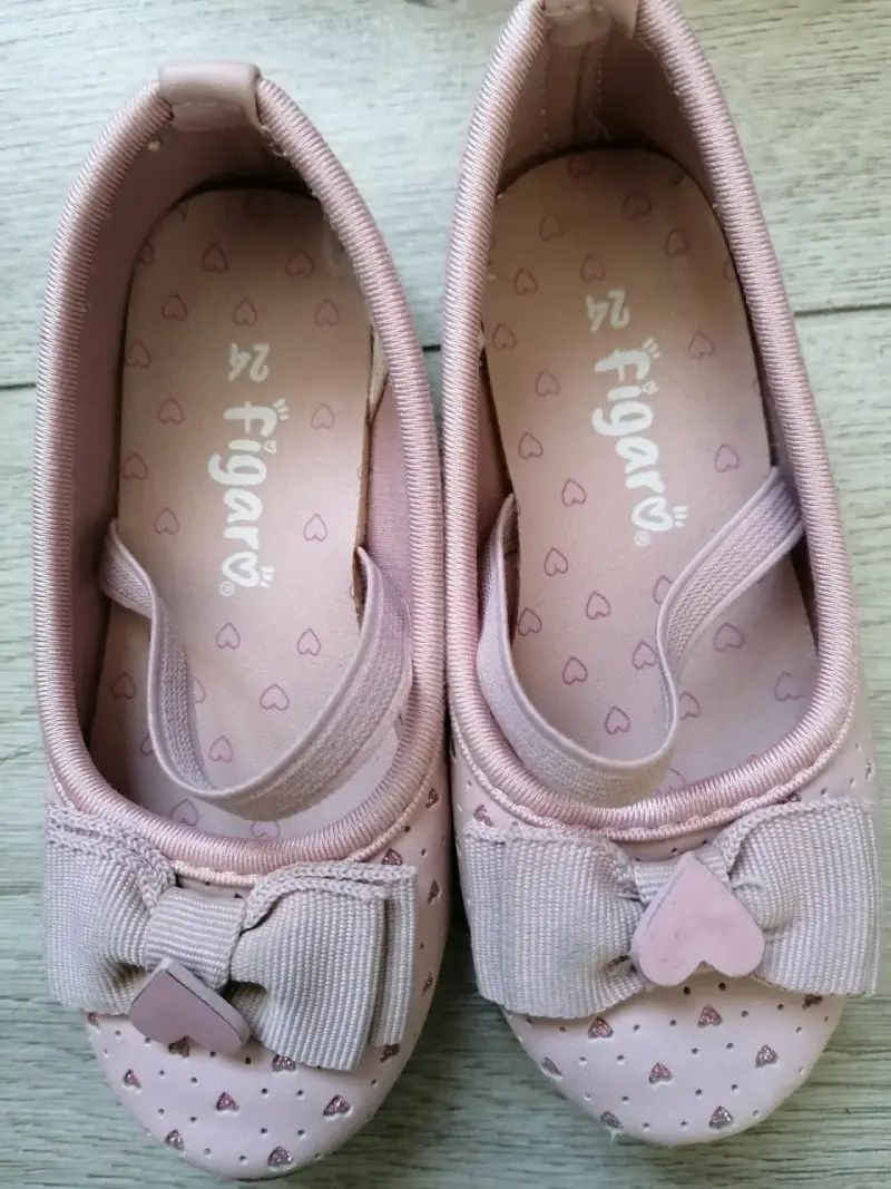Zapatos de niña rosados con lazo y corazones - 2