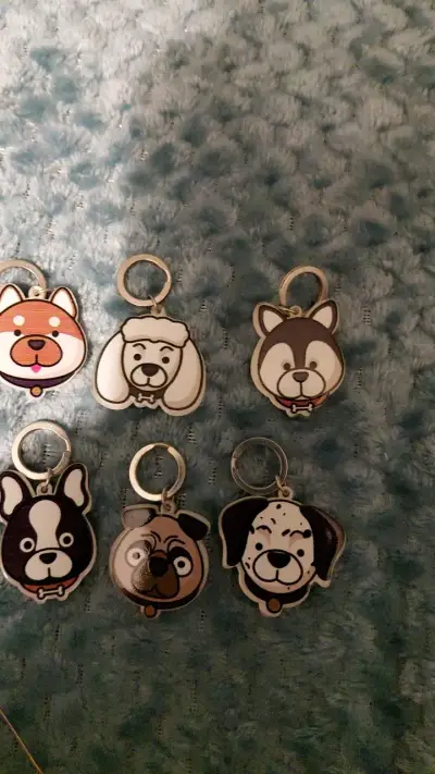 Llaveros con diseño de perros y accesorios. - miniatura 2