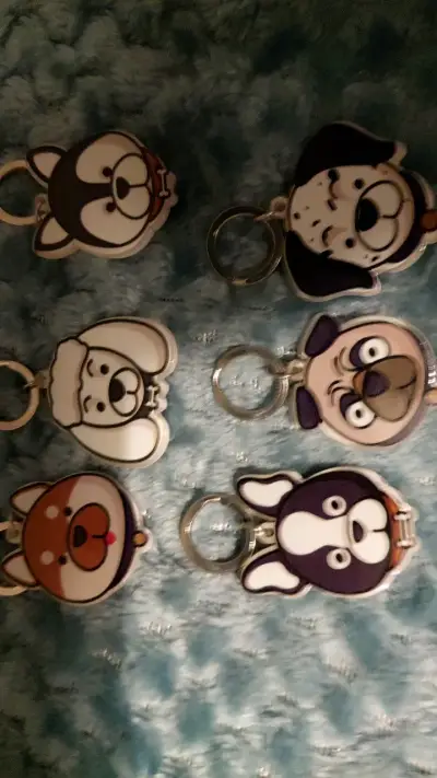 Llaveros con diseño de perros y accesorios. - miniatura 3