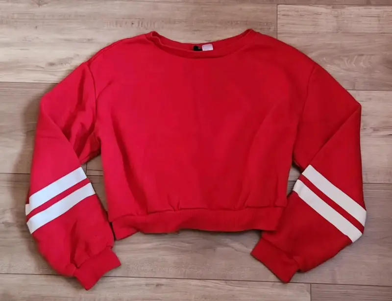Polerón rojo con rayas blancas en mangas