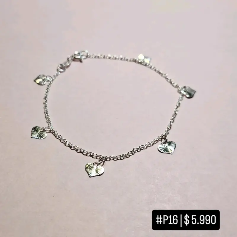 Pulsera de plata con dijes de corazón