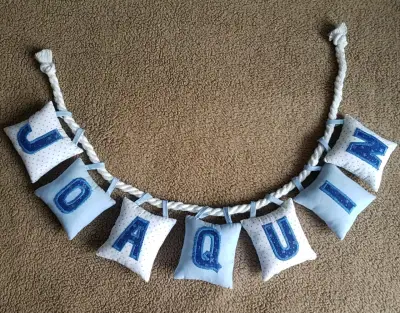 Guirnalda de cojines decorativos con nombre Joaquín - miniatura 1