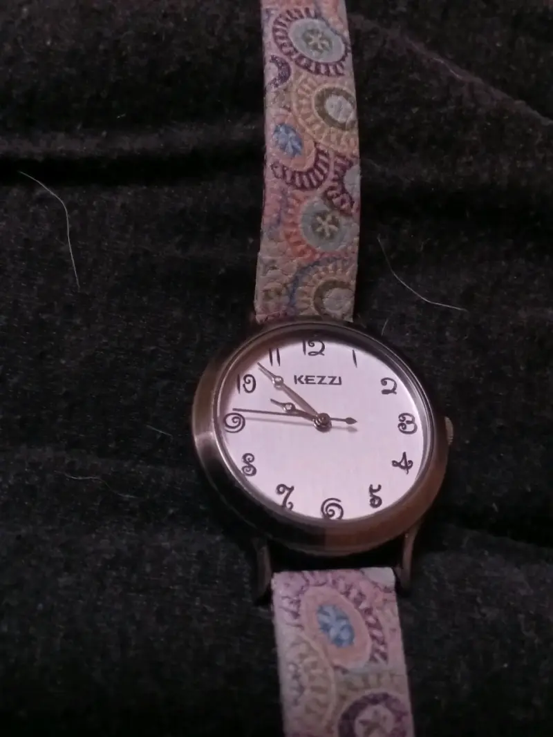 Reloj de pulsera Kexzi con correa estampada - 1
