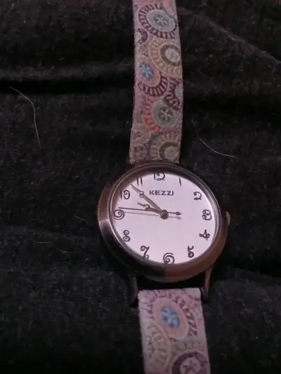 Reloj de pulsera Kexzi con correa estampada - miniatura 1