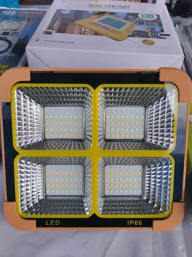 Luz LED Solar Recargable IP66 para Exteriores - 1