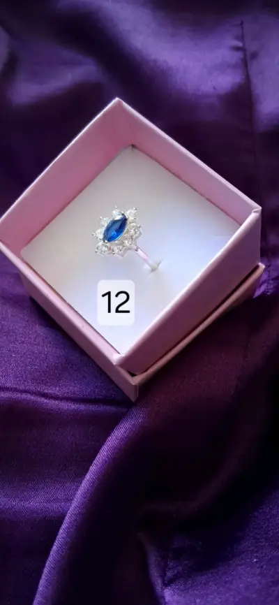 Anillo de plata con zafiro azul y circonitas - miniatura 2