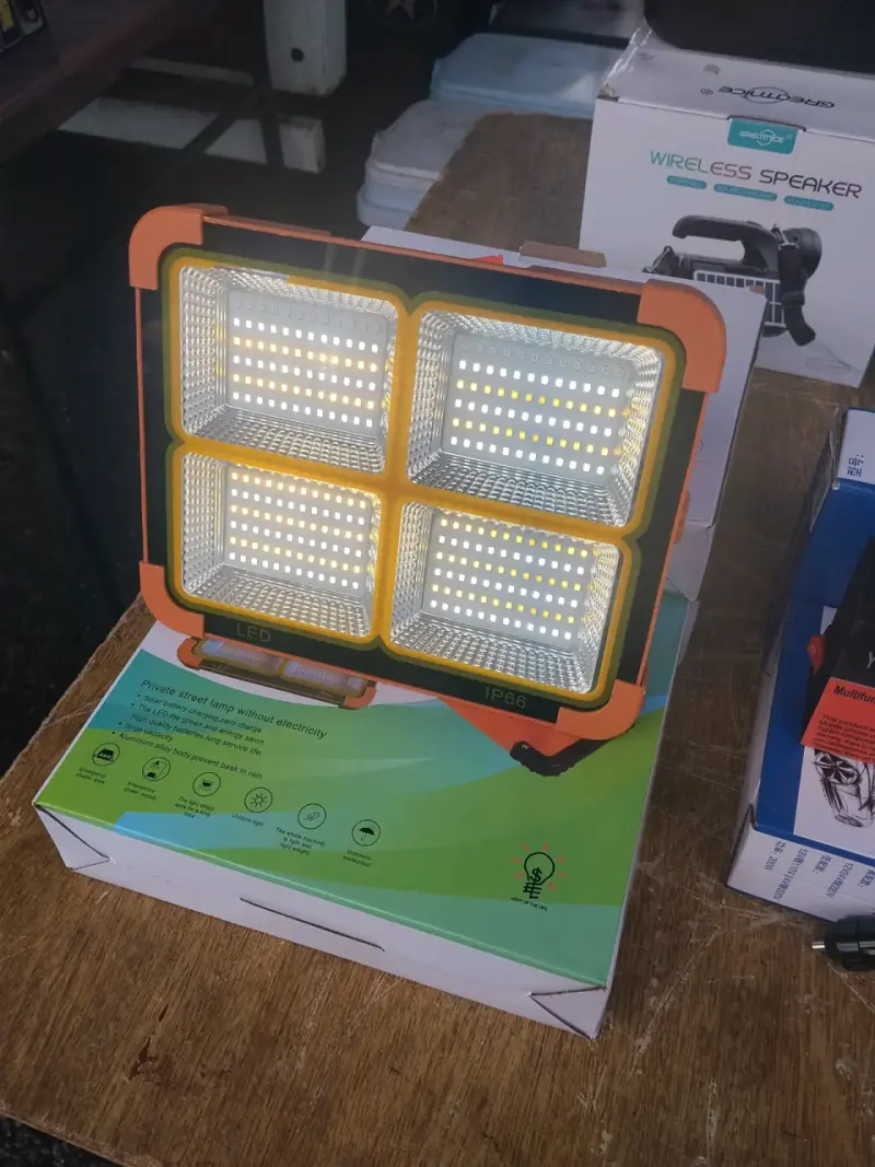 Luz LED solar recargable IP66 para exteriores - 1