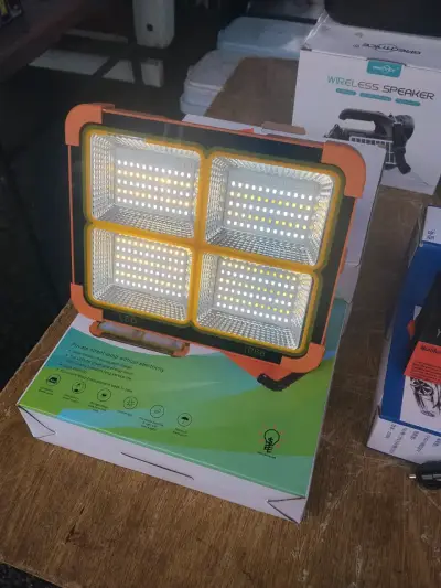Luz LED solar recargable IP66 para exteriores - miniatura 1