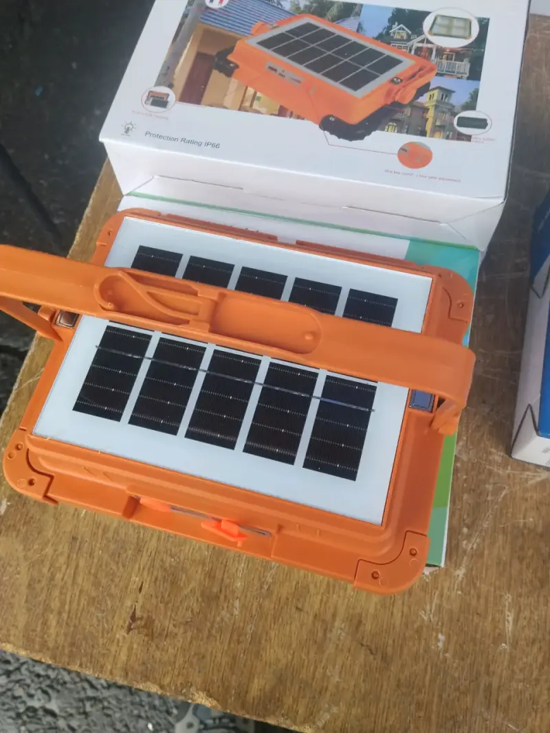 Luz LED solar recargable IP66 para exteriores - 2