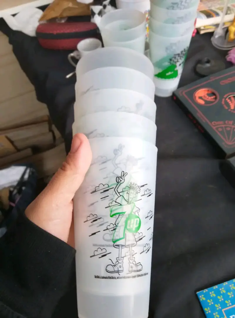 Vasos plásticos 7UP con diseño gráfico - 1