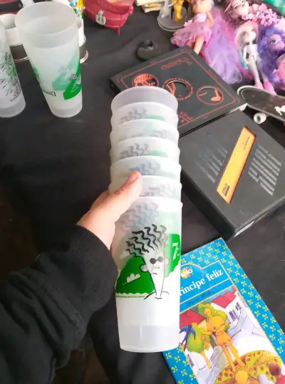 Vasos plásticos 7UP con diseño gráfico - miniatura 2