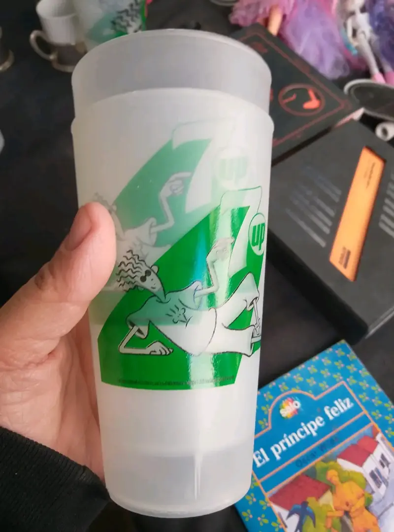 Vasos plásticos 7UP con diseño gráfico - 3