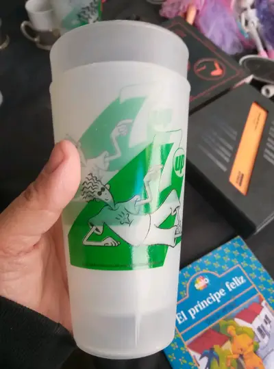 Vasos plásticos 7UP con diseño gráfico - miniatura 3
