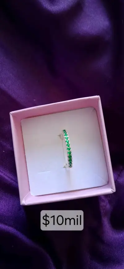 Anillo de plata con piedras verdes - miniatura 1