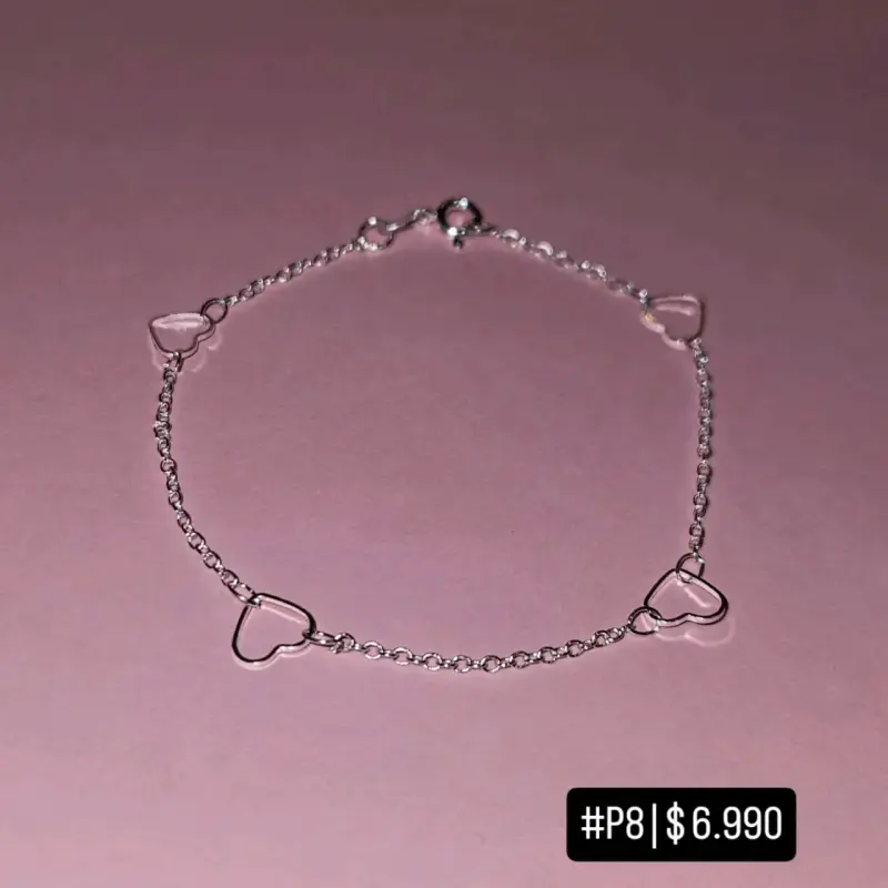 Pulsera de plata con dijes de corazón