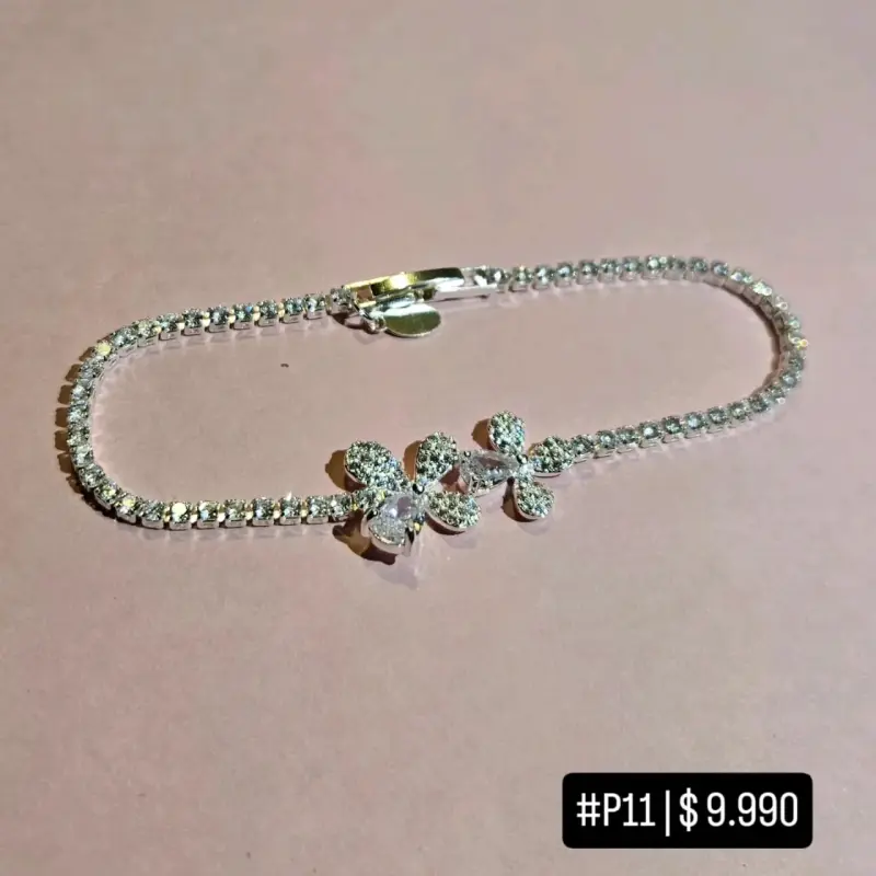 Pulsera de plata con diseño de flores