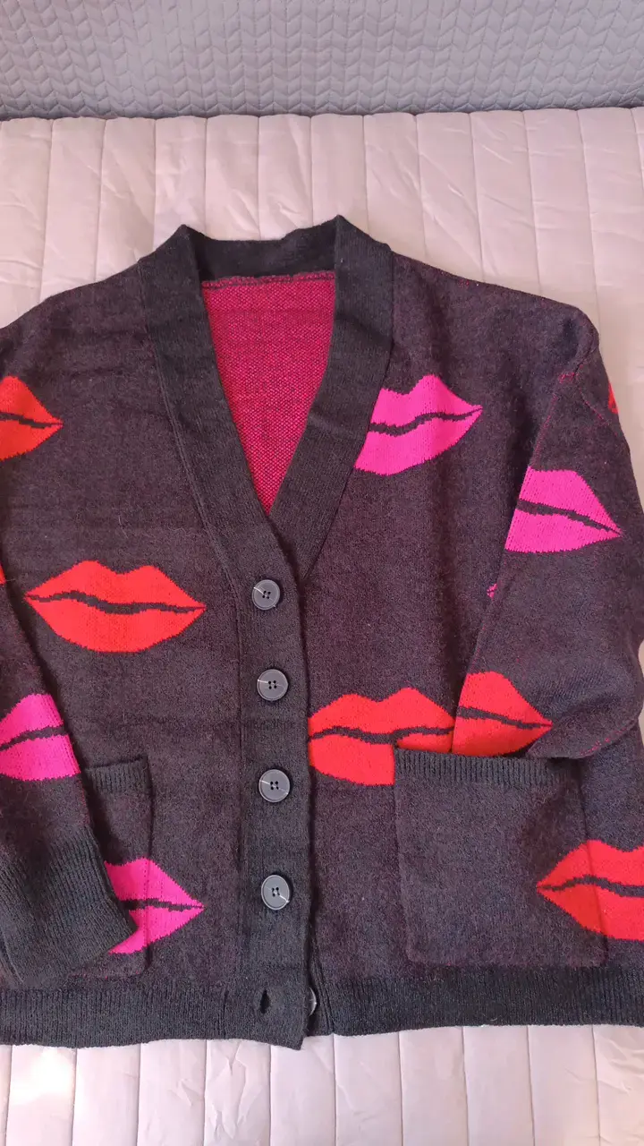 Cardigan negro con estampado de labios