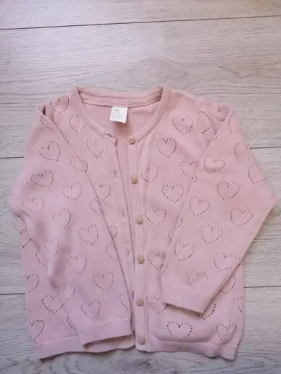 Cardigan rosado para niña con diseño de corazones - miniatura 1