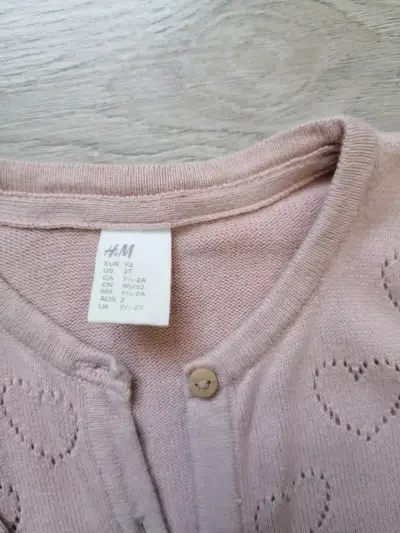 Cardigan rosado para niña con diseño de corazones - miniatura 2